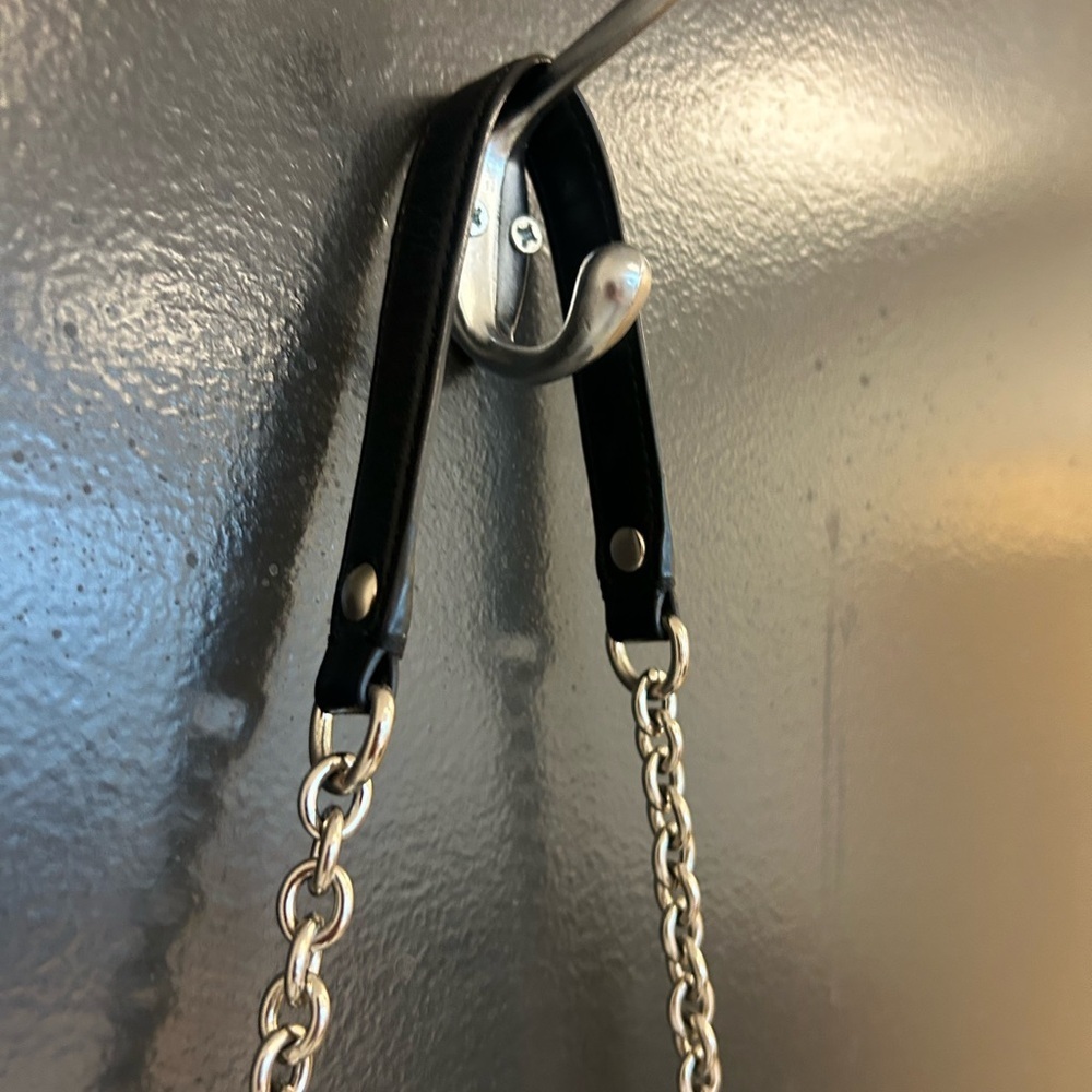 Coach cracked shiny leather Shoulder tote very good condition with Chain strap - Picture 10 of 16